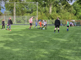 Laatste training S.K.N.W.K. JO7-1 (partijtje tegen de ouders) van maandag 27 mei 2024 (114/180)